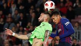 Bek baru Barcelona Jeison Murillo duel udara dengan pemain Levante Erick Cabaco. Barcelona lolos ke perempat final dengan agregat kemenangan 4-2, tapi Azulgrana terancam didiskualifikasi dari Copa del Rey. (REUTERS/Albert Gea)