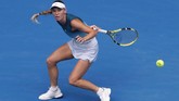 Caroline Wozniacki berusaha mengembalikan bola ke Maria Sharapova. Wozniacki kalah di set pertama dengan skor 4-6. ( REUTERS/Aly Song)