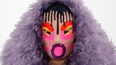Seorang model memeragakan desain dari Walter Van Beirendonck untuk koleksi Fall/Winter 2019-2020 Men's Fashion Week di Paris, Prancis. (Reuters/Charles Platiau)