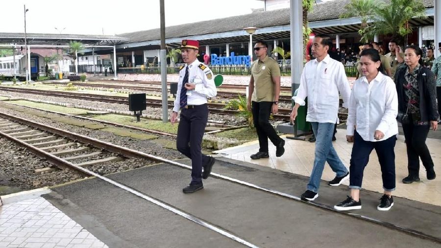Presiden meninjau panel reaktivasi jalur kereta api Cibatu-Garut.