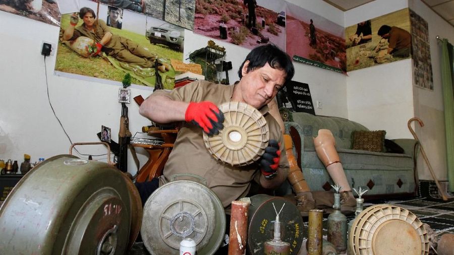 Hoshiyar Ali kehilangan kedua kakinya akibat ledakan ranjau darat di Irak utara dan menggunakan kaki palsu untuk berjalan.