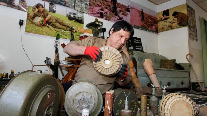 Hoshiyar Ali kehilangan kedua kakinya akibat ledakan ranjau darat di Irak utara dan menggunakan kaki palsu untuk berjalan.
