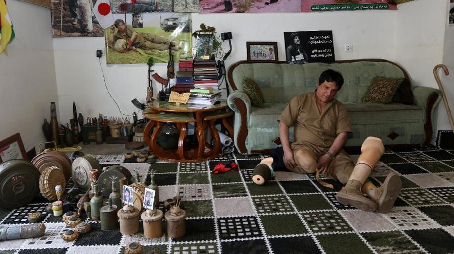 Hoshiyar Ali kehilangan kedua kakinya akibat ledakan ranjau darat di Irak utara dan menggunakan kaki palsu untuk berjalan.
