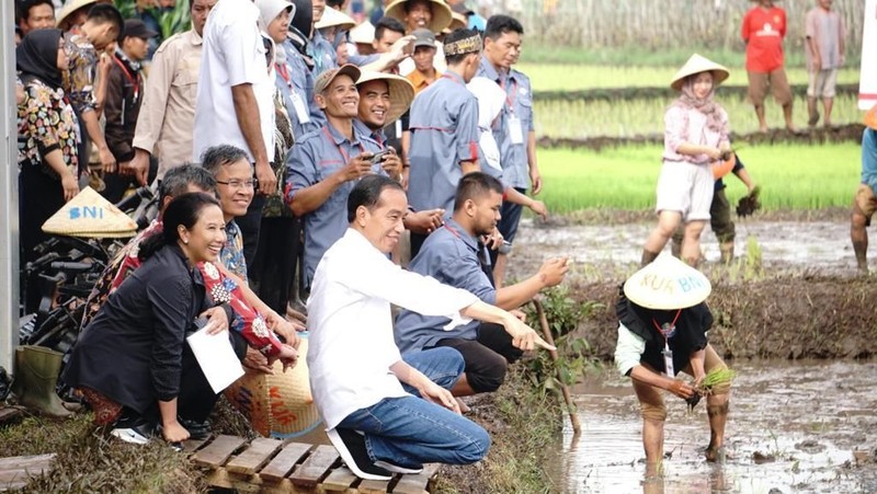 Dalam kesempatan itu, Jokowi turut mengajak para petani Garut tidak ragu meminjam uang ke bank melalui KUR.