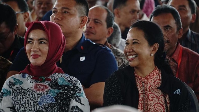 Dalam kesempatan itu, Jokowi turut mengajak para petani Garut tidak ragu meminjam uang ke bank melalui KUR.