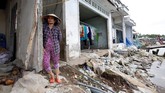 Selama ini, air Mekong selalu berwarna coklat gelap. Kini, airnya lebih bening. Dan tanpa sedimen baru dari hulu, air di dasar sungai yang lebih dalam jadi lebih deras. (Reuters/Kham)