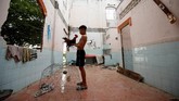 Permintaan pasir yang besar ini juga memicu penambangan ilegal di sepanjang Mekong. (Reuters/Kham)