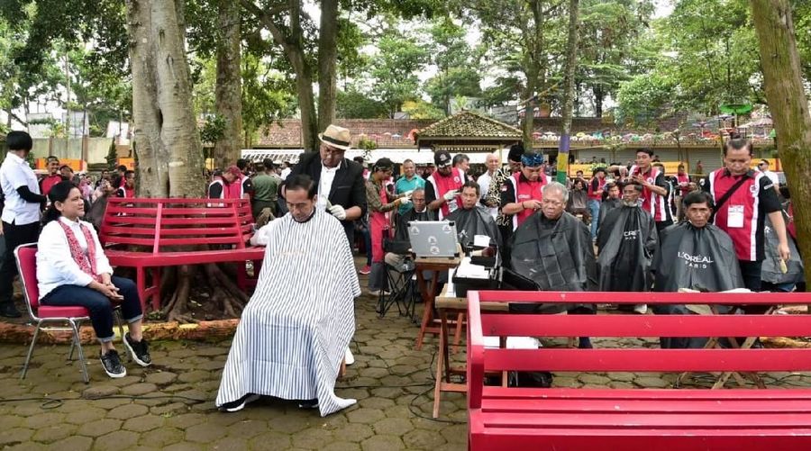 Acara cukur massal diikuti oleh para pemangkas rambut yang tergabung dalam Persaudaraan Pangkas Rambut Garut (PPRG).