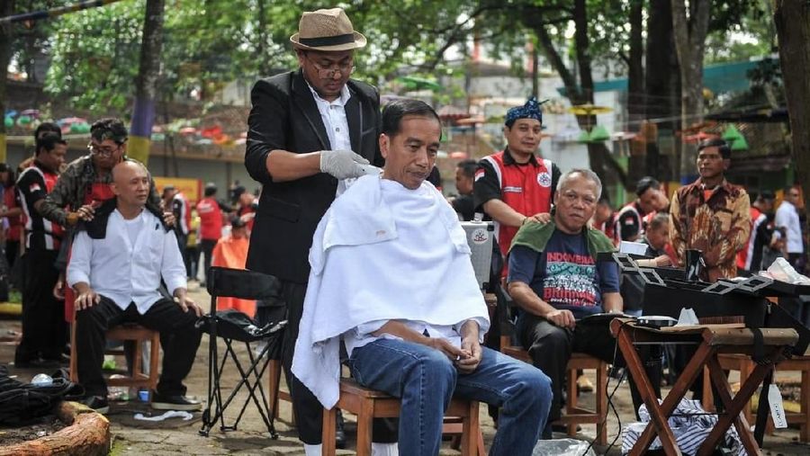 Acara cukur massal diikuti oleh para pemangkas rambut yang tergabung dalam Persaudaraan Pangkas Rambut Garut (PPRG).