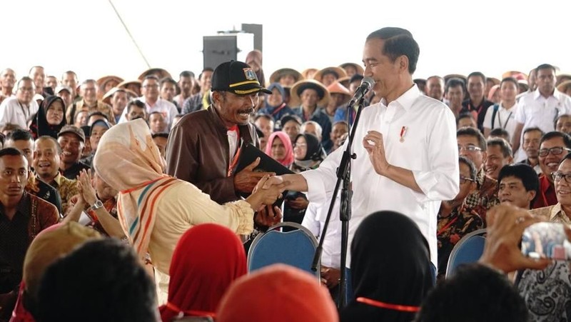 Dalam kesempatan itu, Jokowi turut mengajak para petani Garut tidak ragu meminjam uang ke bank melalui KUR.