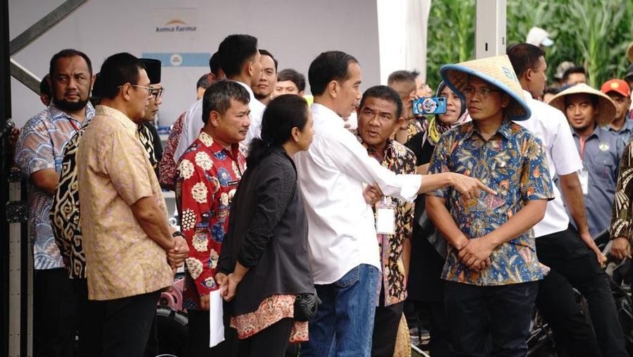 Dalam kesempatan itu, Jokowi turut mengajak para petani Garut tidak ragu meminjam uang ke bank melalui KUR.