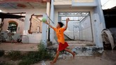 Pada pertengahan Desember lalu, rumah di sekitar tepian Mekong terkena longsor akibat rusaknya ekosistem Mekong. (Reuters/Kham)