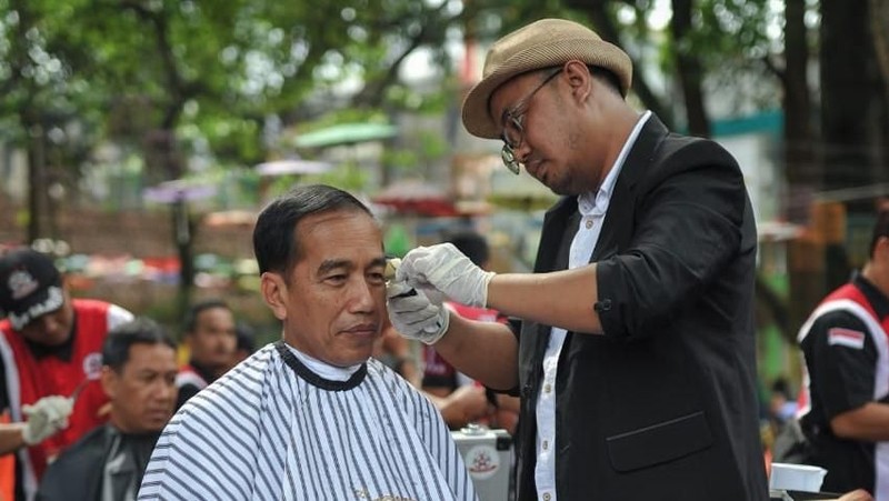 Acara cukur massal diikuti oleh para pemangkas rambut yang tergabung dalam Persaudaraan Pangkas Rambut Garut (PPRG).