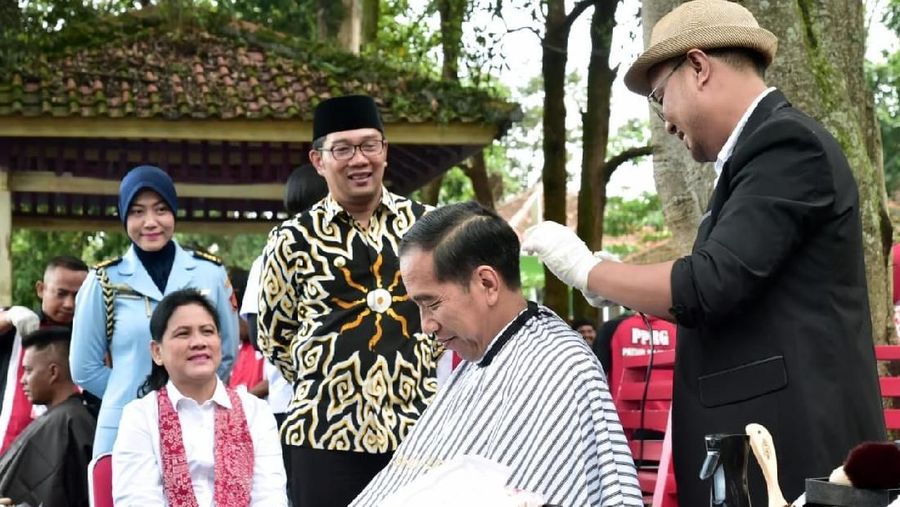 Presiden Joko Widodo (Jokowi) kembali bertatap muka dengan nasabah program Membina Ekonomi Keluarga Sejahtera (Meekar)