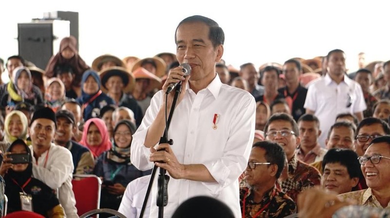 Dalam kesempatan itu, Jokowi turut mengajak para petani Garut tidak ragu meminjam uang ke bank melalui KUR.