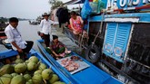 Penyebab utamanya adalah pembangunan dam di Kamboja, Laos dan China yang telah menghilangkan sedimen penting Mekong. (Reuters/Kham)