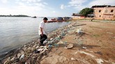 Permintaan pasir dari Mekong tak hanya berasal dari negara yang dilewatinya, namun dari negara Asia lainnya termasuk Singapura. Sementara itu, pembangunan bendungan sebagai sumber listrik pun tetap berjalan. (Reuters/Kham)