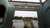 Di seluruh kawasan itu, pemerintah setempat berjuang menahan laju erosi yang cepat yang menghancurkan rumah-rumah dan mengancam mata pencaharian warga. (Reuters/Kham)