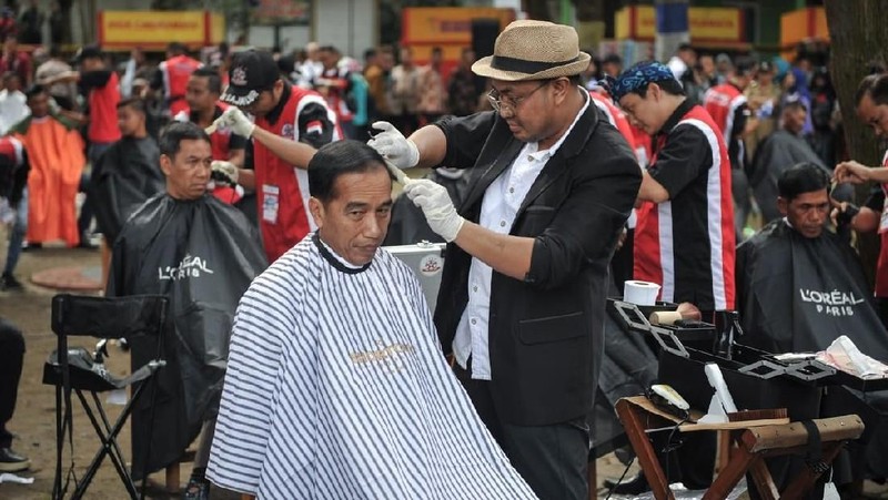 Acara cukur massal diikuti oleh para pemangkas rambut yang tergabung dalam Persaudaraan Pangkas Rambut Garut (PPRG).