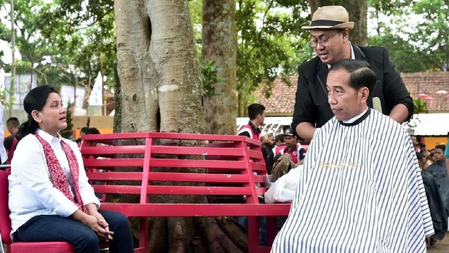 Acara cukur massal diikuti oleh para pemangkas rambut yang tergabung dalam Persaudaraan Pangkas Rambut Garut (PPRG).