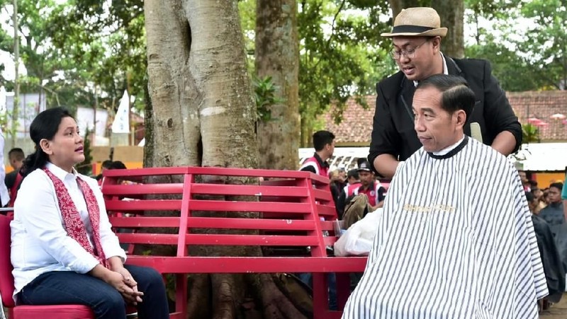 Acara cukur massal diikuti oleh para pemangkas rambut yang tergabung dalam Persaudaraan Pangkas Rambut Garut (PPRG).