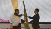 Ketua Umum PSSI Edy Rahmayadi (kiri) berjabat tangan saat menyerahkan bendera organisasi sepak bola Indonesia kepada Wakil Ketua Umum PSSI Djoko Driyono setelah menyatakan pengunduran diri dalam pembukaan Kongres Tahunan PSSI 2019 di Nusa Dua, Bali, Minggu (20/1). (ANTARA FOTO/Nyoman Budhiana)
