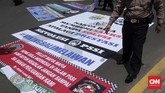 Suporter menggelar demo di depan Hotel Sofitel saat Kongres Tahunan PSSI 2019, Minggu (20/1). Hanya saja, keinginan suporter bertemu dengan Edy Rahmayadi yang baru saja mundur dari Ketua Umum PSSI berakhir gagal. (CNN Indonesia/Arby Rahmat Putratama)