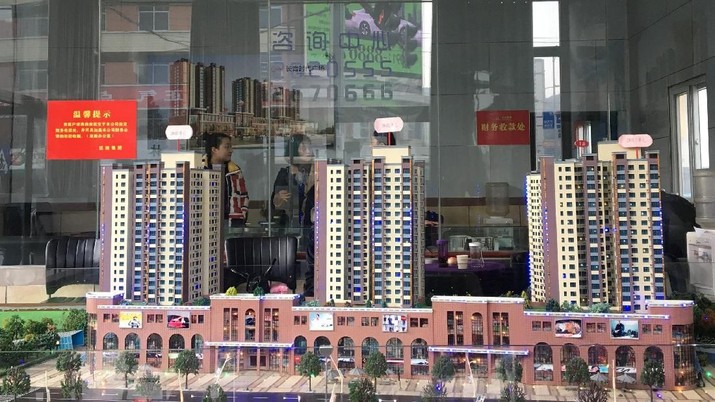 Sebuah maket model yang menunjukkan kompleks perumahan dan komersial terlihat di showroom real estat di Yanan, provinsi Shaanxi, Cina 3 Januari 2019. Foto diambil 3 Januari 2019. REUTERS / Yawen Chen A model showing a residential and commercial compound is seen at a real estate showroom in Yanan, Shaanxi province, China January 3, 2019. Picture taken January 3, 2019. REUTERS/Yawen Chen