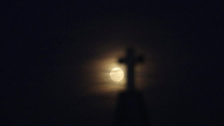 Supermoon adalah fenomena ketika bulan pada posisi lebih dekat dengan bumi karena orbitnya yang berbentuk lonjong atau elips.