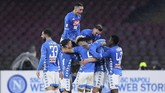 Gol Arka Milik yang membuat skor menjadi 2-0 mendapat sambutan meriah dari para pemain Il Partenopei. (REUTERS/Alberto Lingria)