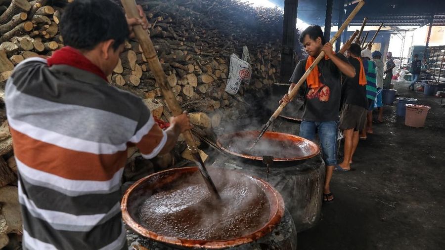 Jelang Tahun Baru China permintaan kue khas untuk sajian Imlek itu meningkat.