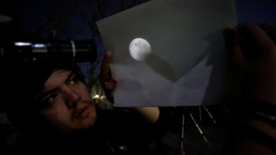 Supermoon adalah fenomena ketika bulan pada posisi lebih dekat dengan bumi karena orbitnya yang berbentuk lonjong atau elips.