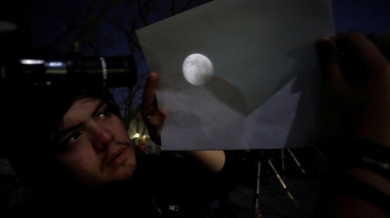 Supermoon adalah fenomena ketika bulan pada posisi lebih dekat dengan bumi karena orbitnya yang berbentuk lonjong atau elips.