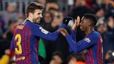Ousmane Dembele (kanan) merayakan gol bersama Gerard Pique setelah mencetak gol pada menit ke-32. Hingga pekan ke-20, Dembele sudah menyumbang tujuh gol untuk Barcelona di kompetisi domestik. (Gol REUTERS/Albert Gea)