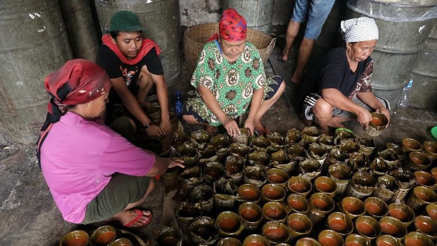 Kue keranjang di pusat pembuatan kue Ny Lauw, kawasan Sewan, Tangerang, Jumat (21/1/2019). Jelang Tahun Baru China permintaan kue khas untuk sajian Imlek itu meningkat. (CNBC Indonesia/Andrean Kristianto)