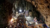 Suasana Batu Caves saat Thaipusam berlangsung. Bisa dibilang perayaan Thaipusam di Malaysia lebih meriah dibandingkan di India, bahkan menjadi hari libur nasional.