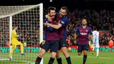 Jordi Alba memeluk Lionel Messi yang mencetak gol ketiga Barcelona pada menit ke-90 dan memastikan skor menjadi 3-1. (REUTERS/Albert Gea)