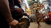 Thaipusam merupakan hari penebusan dosa. Memotong rambut menjadi menjadi cara memohon ampun atas dosa, begitu juga dengan menyiksa diri seperti menindik anggota tubuh yang diikat tali.