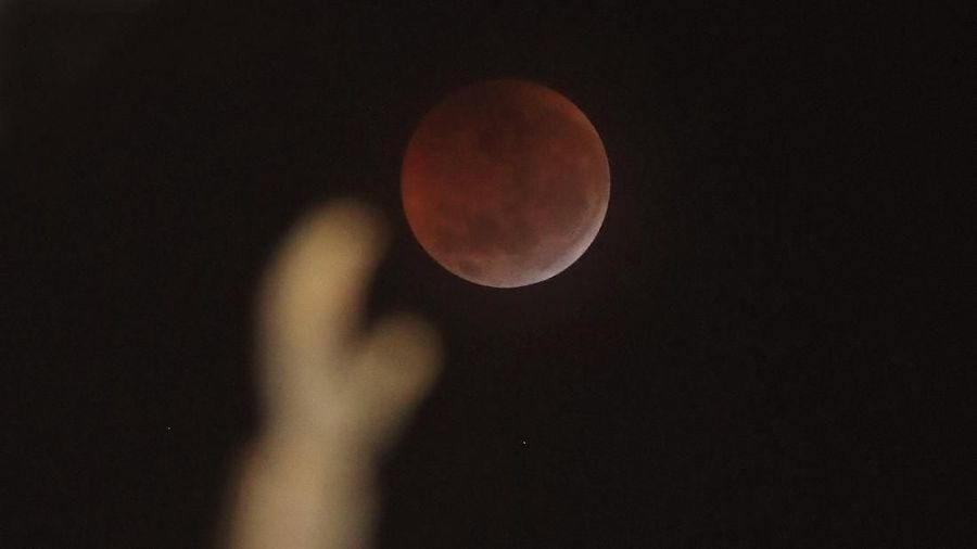 Supermoon adalah fenomena ketika bulan pada posisi lebih dekat dengan bumi karena orbitnya yang berbentuk lonjong atau elips.