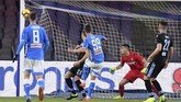 Milik berupaya mencetak gol lagi bagi Napoli namun justru Lazio yang mampu memperkecil ketertinggalan berkat gol Ciro Immobile pada menit ke-65. Skor 2-1 untuk Napoli bertahan hingga laga bubar. (REUTERS/Alberto Lingria)