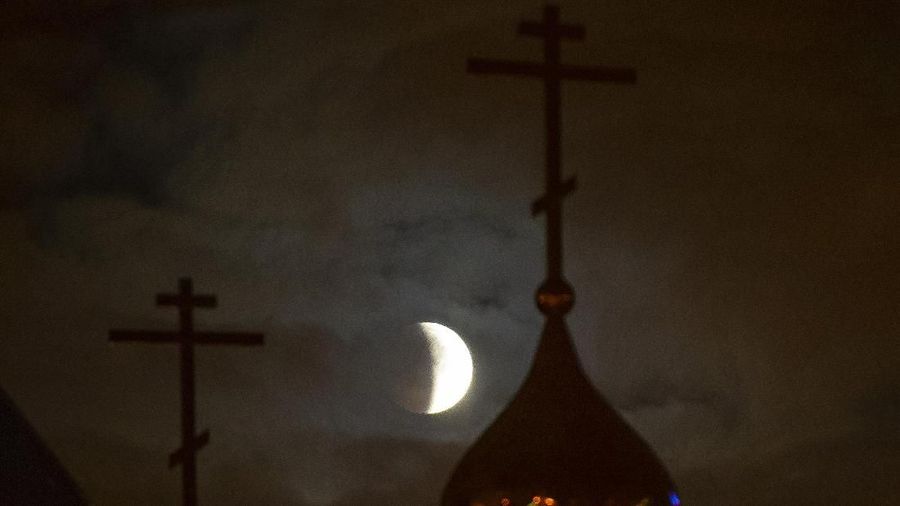 Supermoon adalah fenomena ketika bulan pada posisi lebih dekat dengan bumi karena orbitnya yang berbentuk lonjong atau elips.