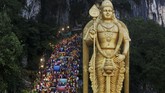 Umat Hindu memasuki Gua Batu (Batu Caves) yang menjadi lokasi acara festival Thaipusam di Kuala Lumpur, Malaysia.