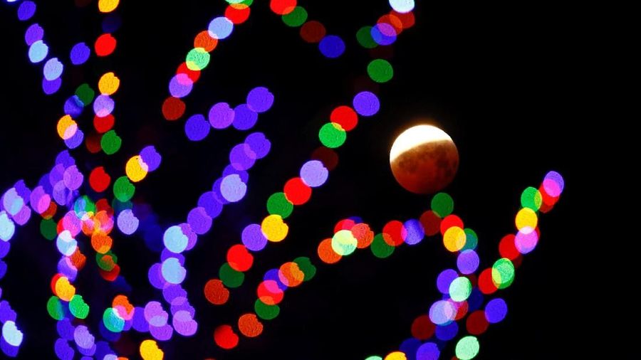 Supermoon adalah fenomena ketika bulan pada posisi lebih dekat dengan bumi karena orbitnya yang berbentuk lonjong atau elips.