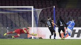 Jose Callejon mencetak gol pertama Napoli ke gawang Lazio pada menit ke-34. Gol ke gawang Thoma Strakosha adalah yang pertama bagi mantan pemain Real Madrid itu pada musim ini. (REUTERS/Alberto Lingria)