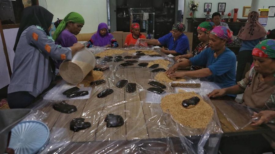 Jelang Tahun Baru China permintaan kue khas untuk sajian Imlek itu meningkat.