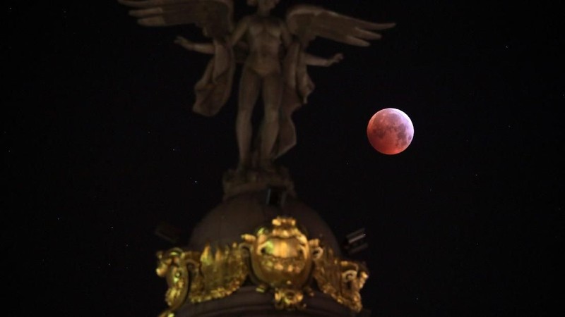 Supermoon adalah fenomena ketika bulan pada posisi lebih dekat dengan bumi karena orbitnya yang berbentuk lonjong atau elips.