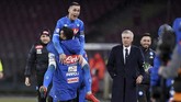 Jose Callejon merayakan gol di hadapan Carlo Ancelotti. (REUTERS/Alberto Lingria)