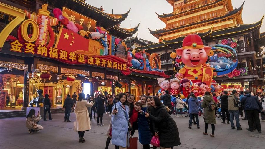 China menurunkan target pertumbuhan ekonominya, Selasa (5/3/2019).