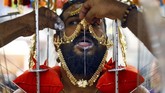Umat Hindu menindik lidahnya dalam festival Thaipusam di Singapura pada 21 Januari 2019.