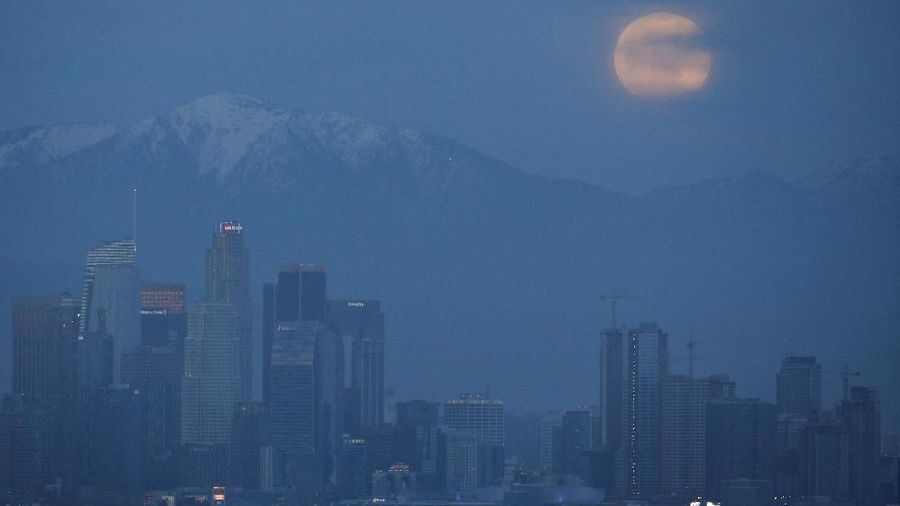 Supermoon adalah fenomena ketika bulan pada posisi lebih dekat dengan bumi karena orbitnya yang berbentuk lonjong atau elips.